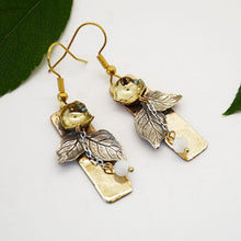 Load image into Gallery viewer, Pearl &amp; Page Earrings
